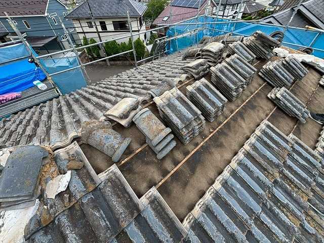 仙台市泉区で屋根葺き替え工事、瓦撤去後に傷んだ防水紙と下地の劣化を確認した現場
